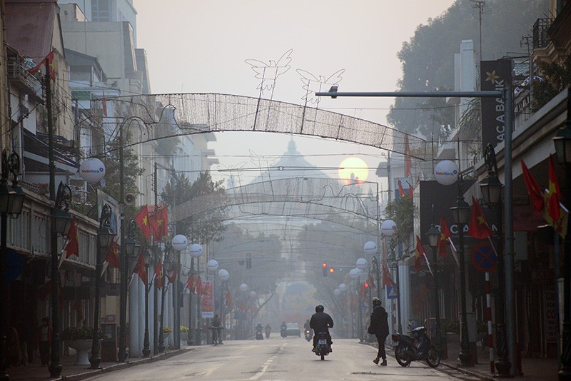 Người dân Thủ đô mua muối lấy may ngày mùng 1 Tết ảnh 10